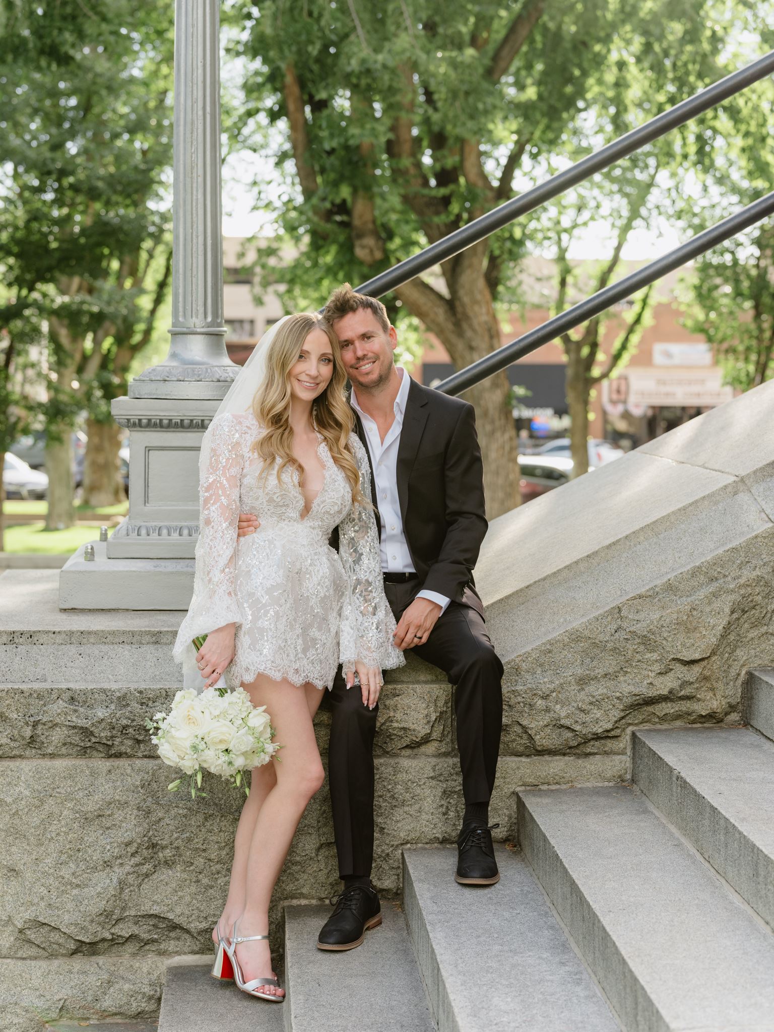 Erica and Evan leaning together on the courthouse side steps.